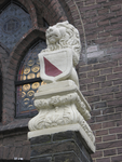 905008 Afbeelding van een natuurstenen beeldje van een leeuwtje met het Utrechtse stadswapen, bij de ingang van het ...